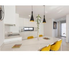 MODERNA VILLA EN LOS ALTOS. 4 DORM. 3 BAÑOS. PISCINA PRIVADA.