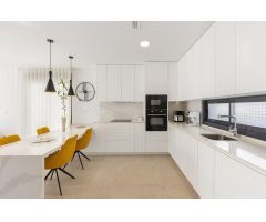 MODERNA VILLA EN LOS ALTOS. 4 DORM. 3 BAÑOS. PISCINA PRIVADA.