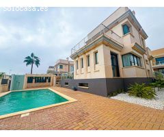 VILLA DE LUJO EN LA ZENIA. 5 DORM. 4 BAÑOS. PISCINA PRIVADA. PARCELA 410 M2.