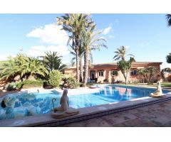 VILLA CON 1900 M2 DE PARCELA. 5 DORM. 3 BAÑOS. 2 SALONES. 380M2 DE CASA. PISCINA PRIVADA.