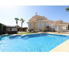 VILLA EN QUESADA CON 700 M2 DE PARCELA. 335 M2 DE CASA. 3 DORM. 2 BAÑOS. PISCINA PROPIA.