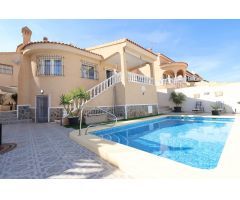 VILLA EN CIUDAD QUESADA. CON 300 M2 DE PARCELA. 116 M2 DE CASA. 3 DORM. 2 BAÑOS. PISCINA PRIVADA.