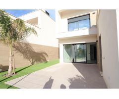 VILLA DE LUJO EN LOS ALCAZARES. 3 DORM. 3 BAÑOS. 122 M2 DE CASA. 236 M2 DE PARCELA.
