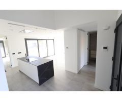 VILLA DE LUJO EN LOS ALCAZARES. 3 DORM. 3 BAÑOS. 122 M2 DE CASA. 236 M2 DE PARCELA.