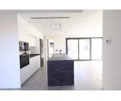 VILLA DE LUJO EN LOS ALCAZARES. 3 DORM. 3 BAÑOS. 122 M2 DE CASA. 236 M2 DE PARCELA.