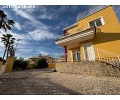 VILLA DE OBRA NUEVA CON 430 M2 DE PARCELA. 117 M2 DE CASA. 3 DORM. 2 BAÑOS. PISCINA. SOLARIUM.