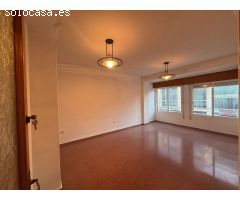 Amplio Apartamento en Los Montesinos - Oportunidad para Reformar