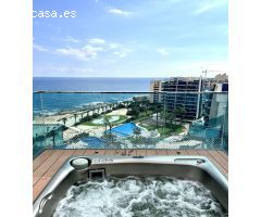 Exclusivo Ático Seminuevo con Vistas al Mar en Ubicación Inmejorable