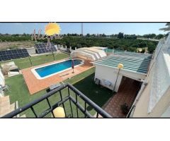 Espléndido Chalet en Rojales: 8 Dormitorios, Piscina Privada y Doble Oportunidad