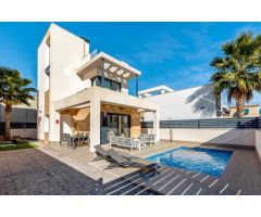 CHALET CON PISCINA PRIVADA, PISCINA COMUNITARIA, SOLÁRIUM, LICENCIA TURÍSTICA A 2KM DEL MAR
