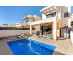 CHALET CON PISCINA PRIVADA, PISCINA COMUNITARIA, SOLÁRIUM, LICENCIA TURÍSTICA A 2KM DEL MAR