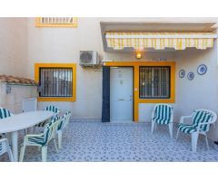 Acogedor Bungalow en Planta Baja con Jardín y Piscina Comunitaria en Torreblanca, Torrevieja