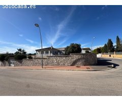 VILLA EN LOS BALCONES DE 4 DORM. 2 BAÑOS. CON PARCELA DE 1100 M2. CASA DE 230 M2. PISCINA PRIVADA.