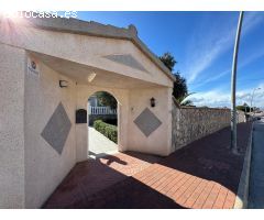 VILLA EN LOS BALCONES DE 4 DORM. 2 BAÑOS. CON PARCELA DE 1100 M2. CASA DE 230 M2. PISCINA PRIVADA.