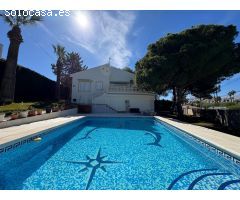 VILLA EN CABO ROIG A 800 METROS DE LA PLAYA CON PARCELA DE 890 M2. 3 DORM. 2 BAÑOS. PISCINA PRIVADA.