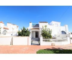 ADOSADO CERCA DE PLAYA FLAMENCA. 2 DORM. 2 BAÑOS. CON PARCELA Y SOLARIUM.