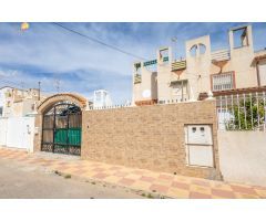 Soleado Adosado en Torrevieja con Piscina Propia y Solárium Privado