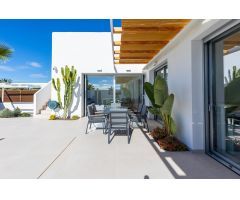 VILLA DE LUJO EN LOS MONTESINOS. 3 DORM. 2 BAÑOS. PISCINA+GARAJE. PARCELA 257 M2.