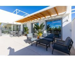 VILLA DE LUJO EN LOS MONTESINOS. 3 DORM. 2 BAÑOS. PISCINA+GARAJE. PARCELA 257 M2.