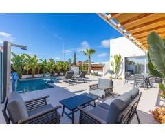 VILLA DE LUJO EN LOS MONTESINOS. 3 DORM. 2 BAÑOS. PISCINA+GARAJE. PARCELA 257 M2.
