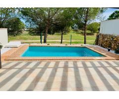 Maravillosa villa adosada en primera línea de golf con piscina privada .