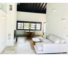 Maravillosa villa adosada en primera línea de golf con piscina privada .