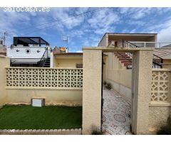 ADOSADO CON 30 M2 DE PARCELA. 2DORM. 1BAÑO.74M2.EN TORRETA CERCA DE CENTRO COMERCIAL. PARA REFORMAR.
