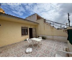 ADOSADO CON 30 M2 DE PARCELA. 2DORM. 1BAÑO.74M2.EN TORRETA CERCA DE CENTRO COMERCIAL. PARA REFORMAR.