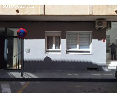 Bonito bajo completamente reformado de un dormitorio a 400 metros de playa