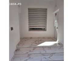 Bonito bajo completamente reformado de un dormitorio a 400 metros de playa
