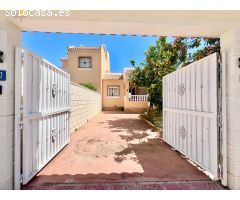 BONITO ADOSADO EN CIUDAD QUESADA CON PARKING Y AMPLIO SOLARIUM PRIVADO