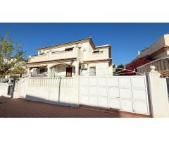 Casa adosada en Sector 25, 3 dormitorios, 2 baños, con piscina y parking.