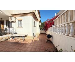 Casa adosada en Sector 25, 3 dormitorios, 2 baños, con piscina y parking.