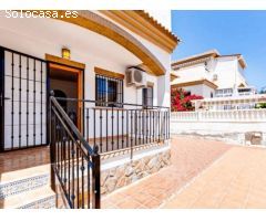Casa adosada en Sector 25, 3 dormitorios, 2 baños, con piscina y parking.