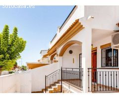Casa adosada en Sector 25, 3 dormitorios, 2 baños, con piscina y parking.