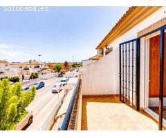 Casa adosada en Sector 25, 3 dormitorios, 2 baños, con piscina y parking.