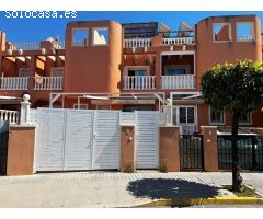 ADOSADO DE TRES PLANTAS EN LA SIESTA. 4 DORM. 2 BAÑOS. PARKING. PISCINA COMUNITARIA.