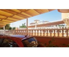 ADOSADO DE TRES PLANTAS EN LA SIESTA. 4 DORM. 2 BAÑOS. PARKING. PISCINA COMUNITARIA.