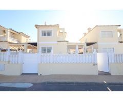 VILLA EN CABO ROIG DE 4 DORM. 2 BAÑOS. 1 ASEO. 130M2 DE PARCELA. CON SOTANO DE 135M2. PISCINA COMUN.