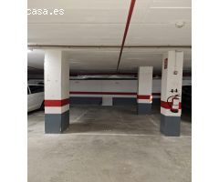 Plaza parking en complejo Mundet.