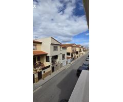 ¡Espaciosa casa adosada en Ambroz, Vegas del Genil! Con patio, sótano y calefacción