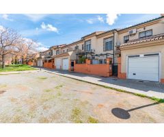 ADOSADA EN CERRILLO DE MARACENA CON 100 M DE PATIO.