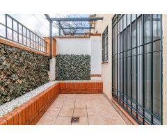ADOSADA EN CERRILLO DE MARACENA CON 100 M DE PATIO.