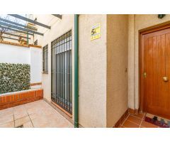 ADOSADA EN CERRILLO DE MARACENA CON 100 M DE PATIO.