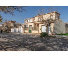 Chalet de 505 m2 construidos con piscina y jardines. 5 dormitorios, 3 baños y un aseo. Sótano 162 m2