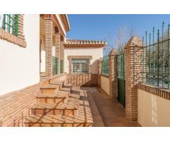 Chalet de 505 m2 construidos con piscina y jardines. 5 dormitorios, 3 baños y un aseo. Sótano 162 m2