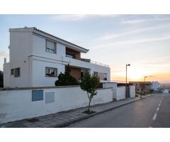 ¡Bienvenido al hogar de tus sueños en los altos de La Zubia!