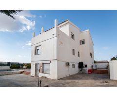 ¡Bienvenido al hogar de tus sueños en los altos de La Zubia!