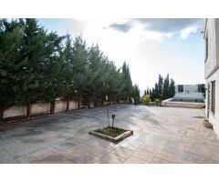 ¡Bienvenido al hogar de tus sueños en los altos de La Zubia!