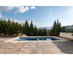 ¡Bienvenido al hogar de tus sueños en los altos de La Zubia!